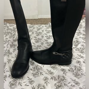 Size 6| Black Boots with chain at bottom